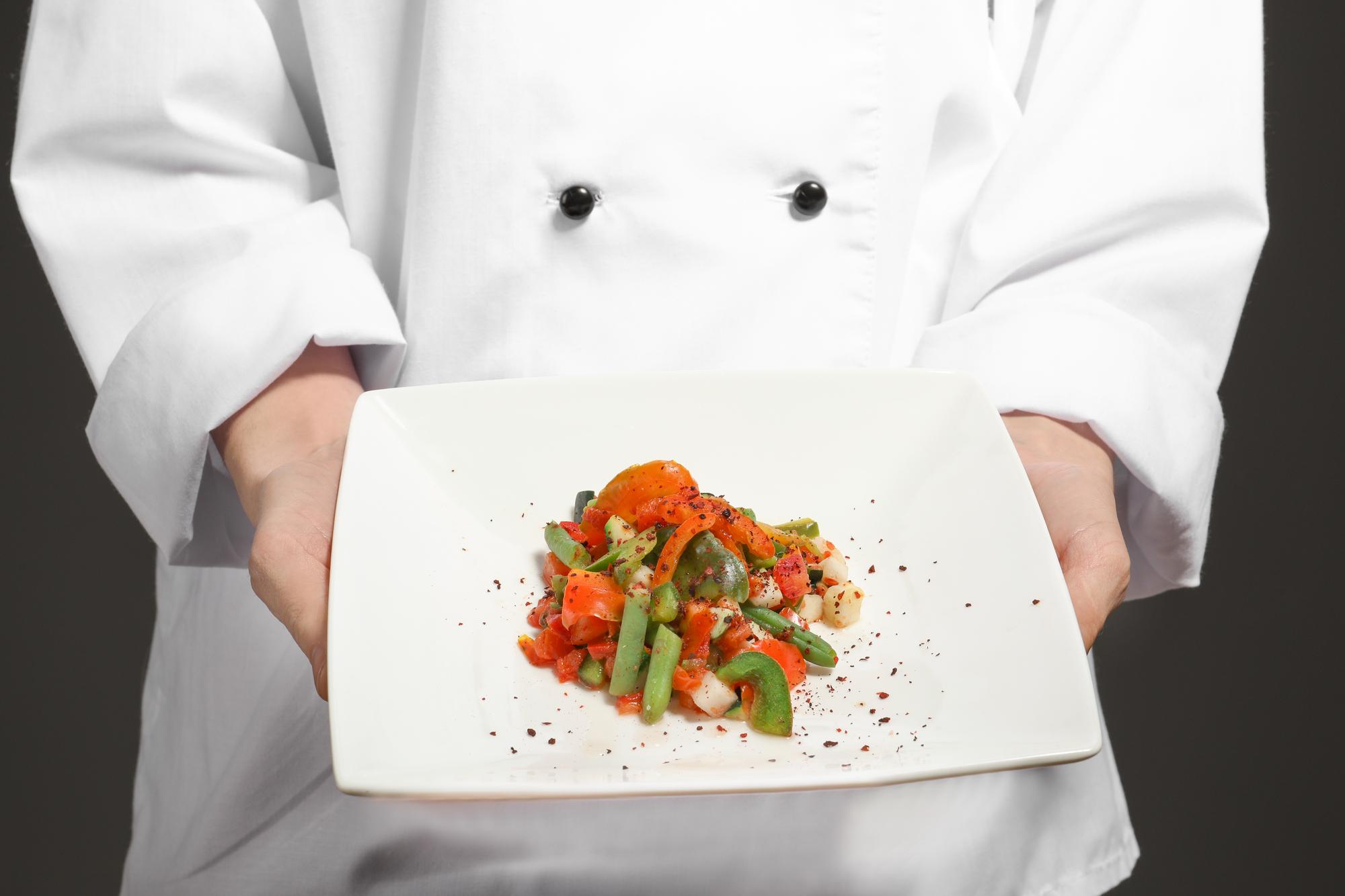Chef che mostra un piatto impiattato